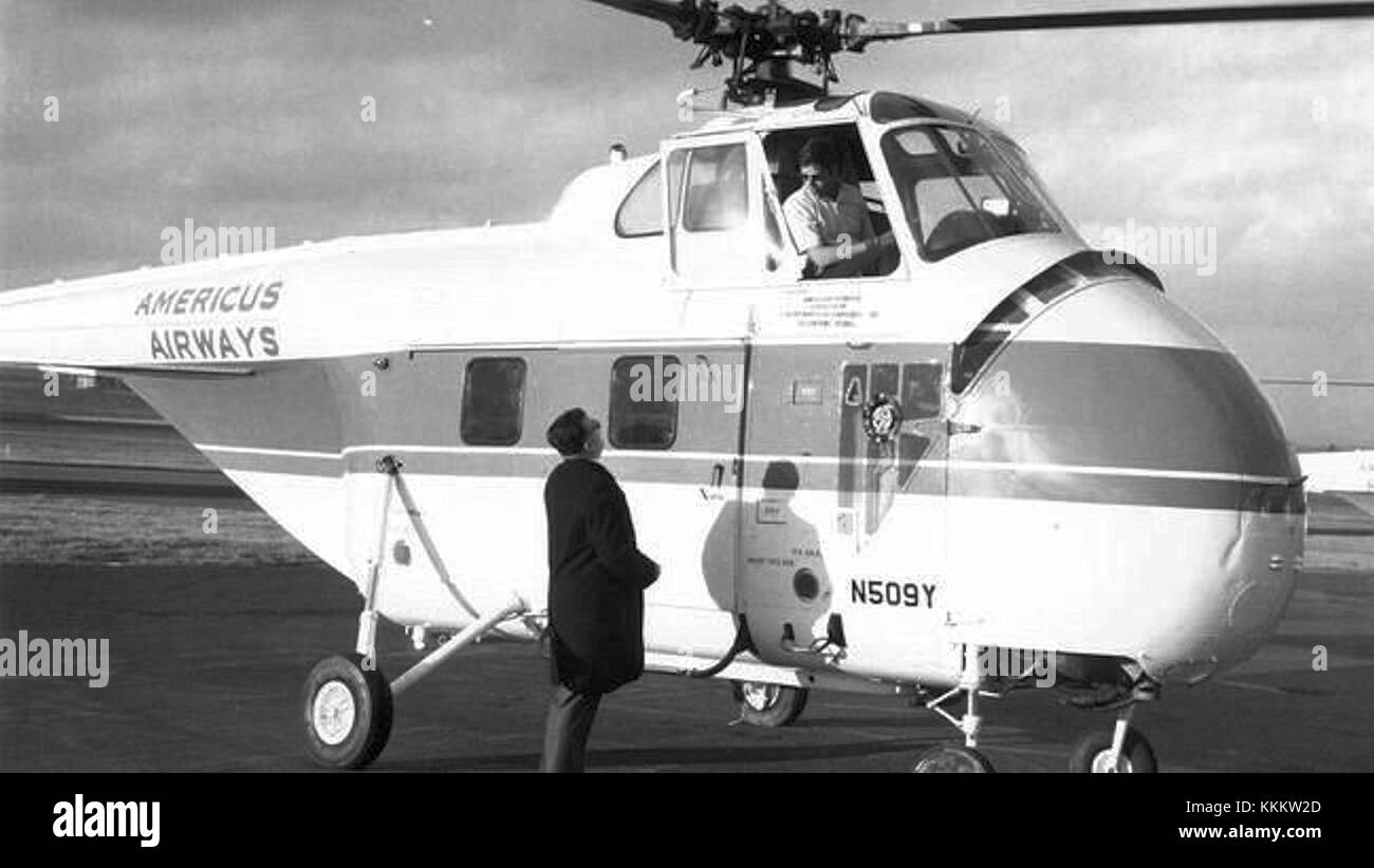 Ein Foto aus dem Jahr 1970 mit dem Americus Hotel in Allentown, Pennsylvania, mit einem Americus Airway Hubschrauber im Vordergrund. Das Bild unterstreicht das architektonische Design des Hotels und die Luftfahrtszene. Stockfoto
