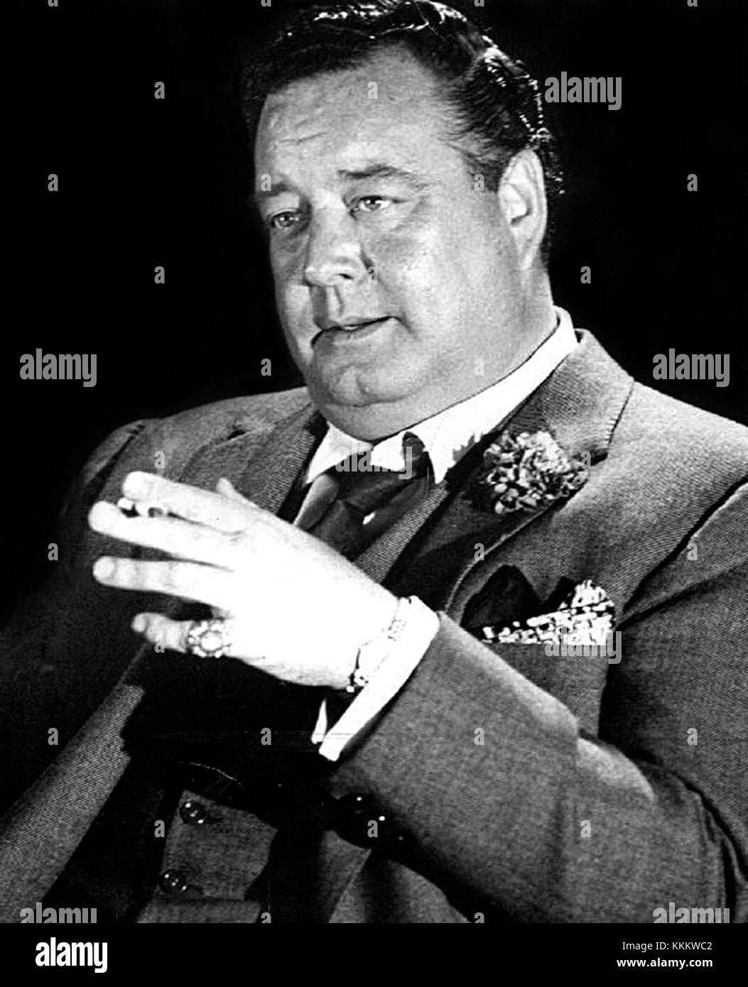 Jackie Gleason, ein beliebter US-amerikanischer Schauspieler und Komiker, ist hier 1966 zu sehen. Bekannt für seine Arbeit in Fernsehen und Film, leistete Gleason dauerhafte Beiträge zur Comedy und amerikanischen Unterhaltung. Stockfoto