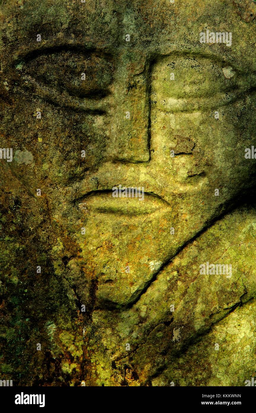 Caldragh Friedhof auf der irischen Insel Boa, unteren Lough Erne. Alte keltische prähistorischen geschnitzten Stein Gesicht die Janus-Stein genannt. Stockfoto