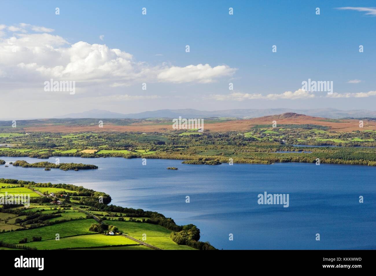 Westen über Lower Lough Erne von den Klippen von beleek magho County Fermanagh in der Nähe von enniskillen in Richtung Donegal Bay. Irland. Stockfoto
