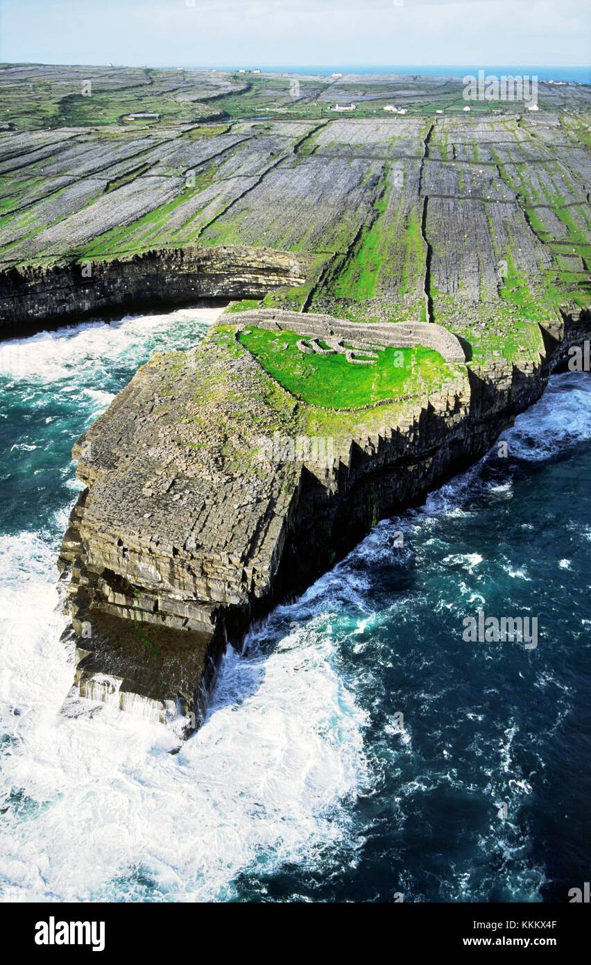 Dun duchathair alten keltischen Stein fort auf Kalkfelsen von Inishmore, der größten der Aran Islands, County Galway, Irland. Stockfoto