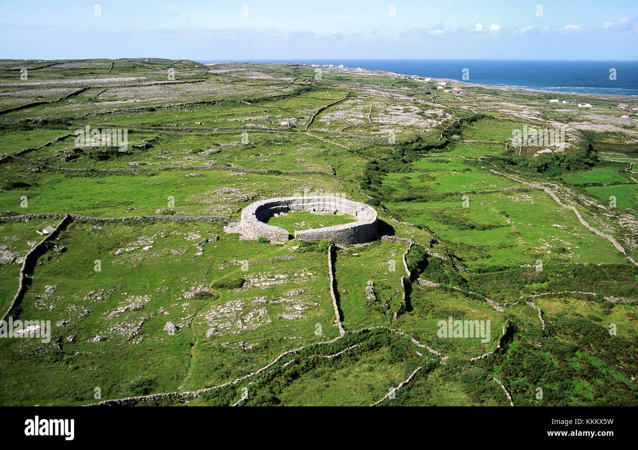 Dun Eoghanachta Bronzezeit Steinkastell (Cashel) in die Kalksteinlandschaft Inishmore, der größten der Aran-Inseln, Bucht von Galway. Stockfoto
