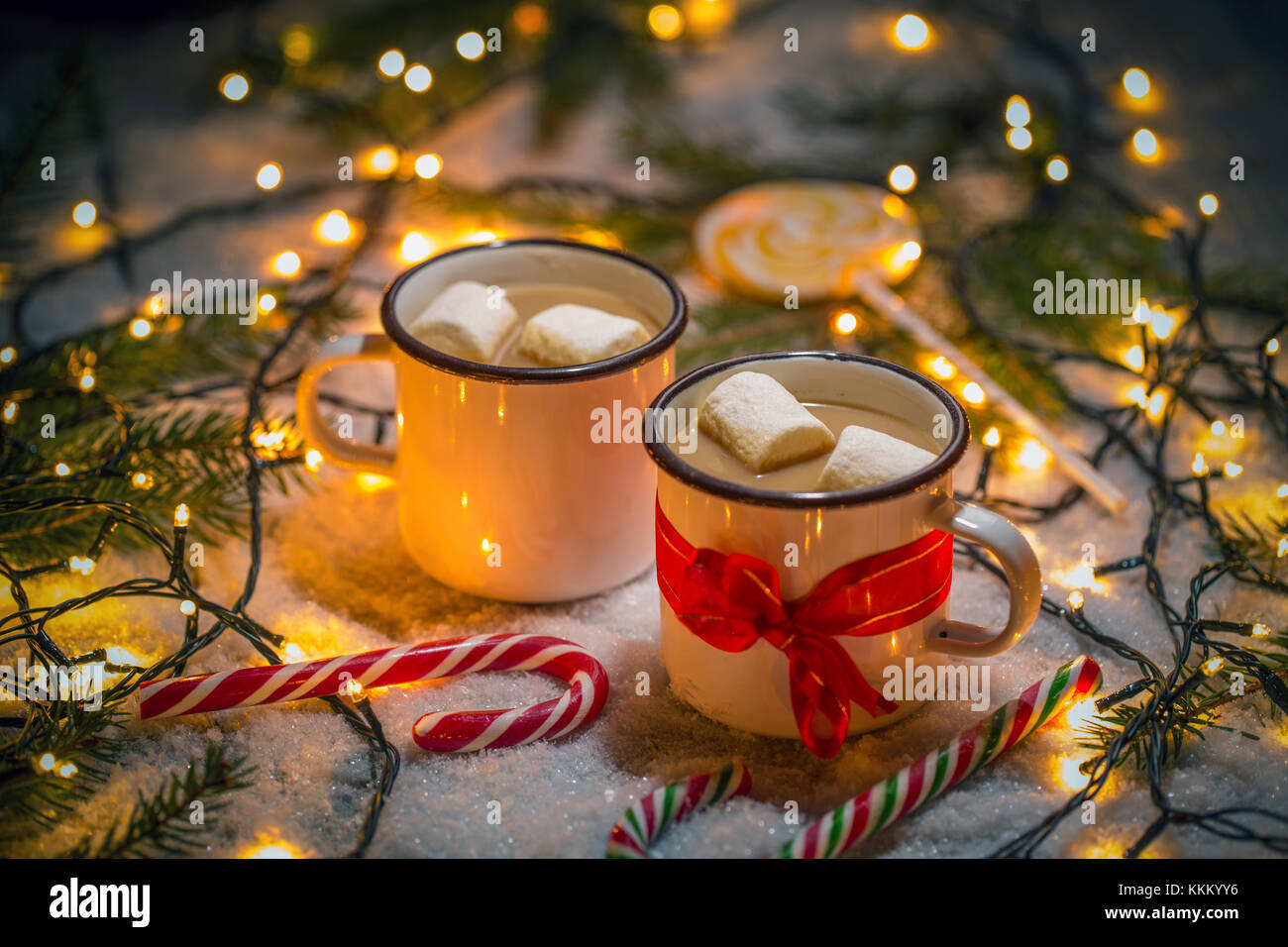 Weihnachten Hintergrund mit Tannenbaum, heiße Schokolade und Marshmallows. Stockfoto