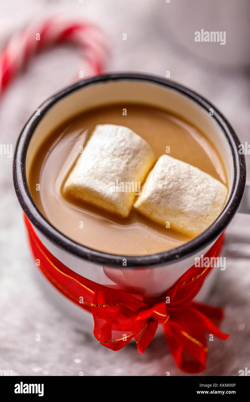 Nahaufnahme der Emaille Tasse mit heißer Schokolade Stockfoto
