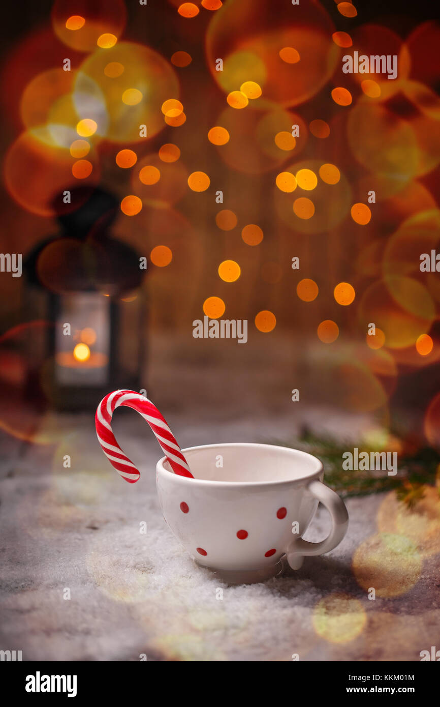 Weihnachten Gestreifte Süßigkeit in Tasse Tee bei festlichen Hintergrund Stockfoto