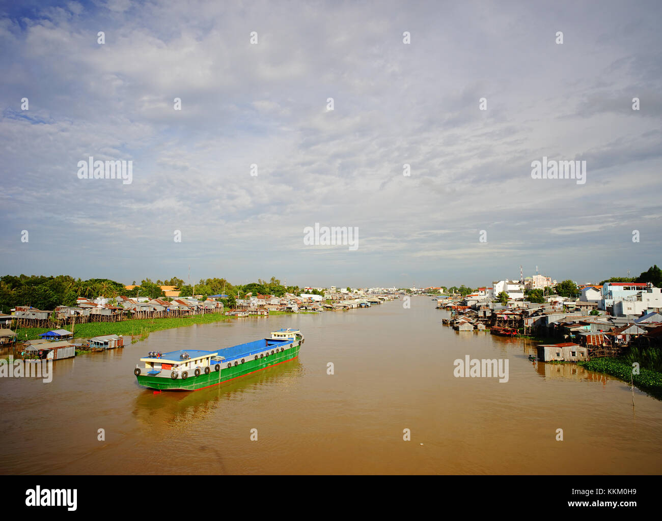 Eine Giang, Vietnam - Aug 8, 2016. schwimmende Dorf und Cargo Boote auf bassac River, Chau Doc, ein Giang, Vietnam. Die bassac River ist ein mündungsarm der Stockfoto