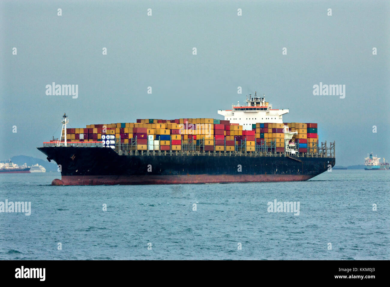Voll Container schiff Hafen nähert, Bunkern geladen wird, wird der Ladevorgang entladen Cargo, Handelsschiff, Seeverkehr, Schifffahrt, maritime Fotos, pradeep Subramanian Stockfoto