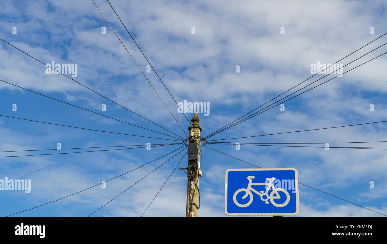Netzkabel und Strommast mit Fahrrad Zeichen, Exmouth, Devon, England, Großbritannien Stockfoto