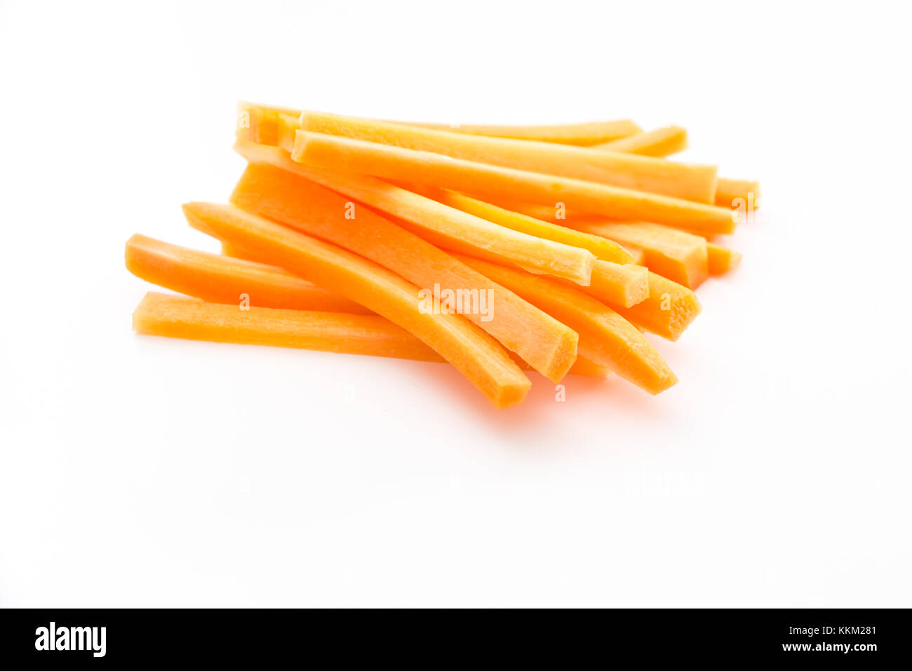 Geschnittene Karotten auf weißem Hintergrund. Stockfoto