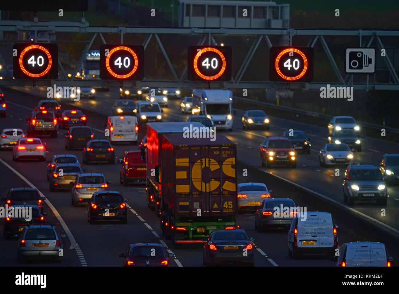 Stau durch reduzierte Geschwindigkeit begrenzen und Geschwindigkeit Kamera Warnzeichen und Geschwindigkeit auf der Autobahn M62 in der Dämmerung Leeds yorkshire United Kingdom Stockfoto