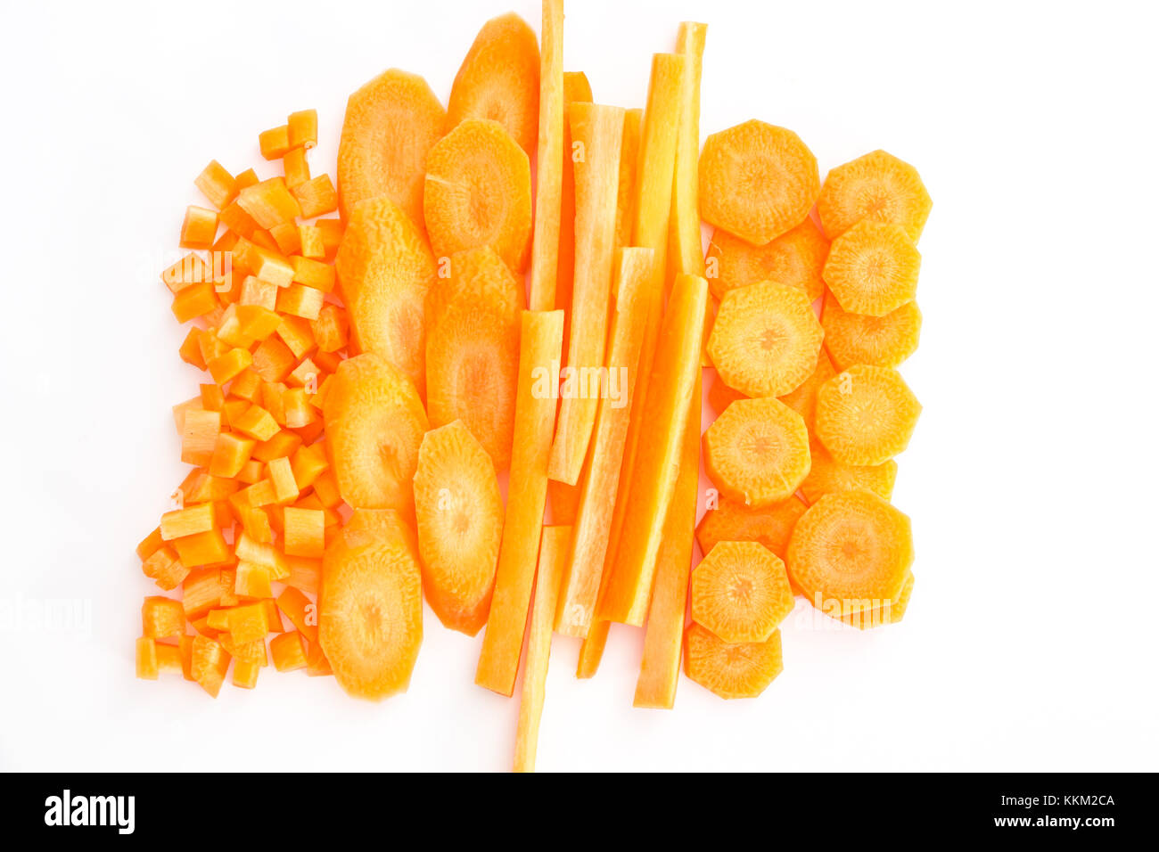 Geschnittene Karotten auf weißem Hintergrund. Stockfoto