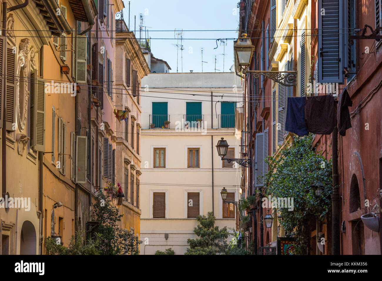 Eine Straße in Rom, Italien, im Sommer an die Wände von Wohngebäuden über den Straßen unten gefüllt mit Touristen suchen, Waschanlagen Stockfoto