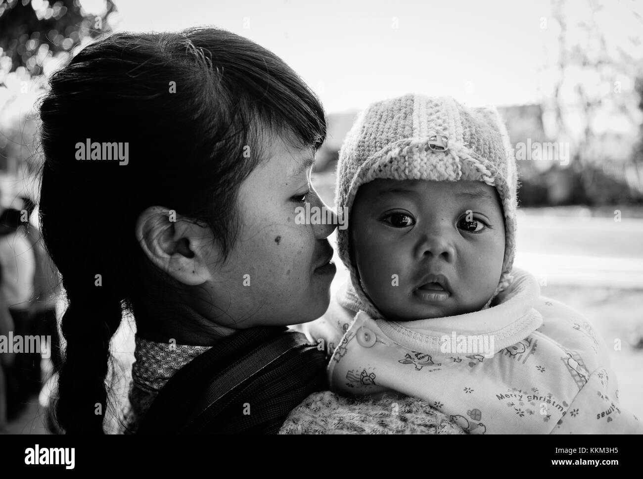 Hochland, Vietnam - Dec 5, 2015. Ethnische Kinder am Berg Dorf im zentralen Hochland Vietnams. Die Highlands ist eine Hochebene an der Grenze zu den unteren Pa Stockfoto