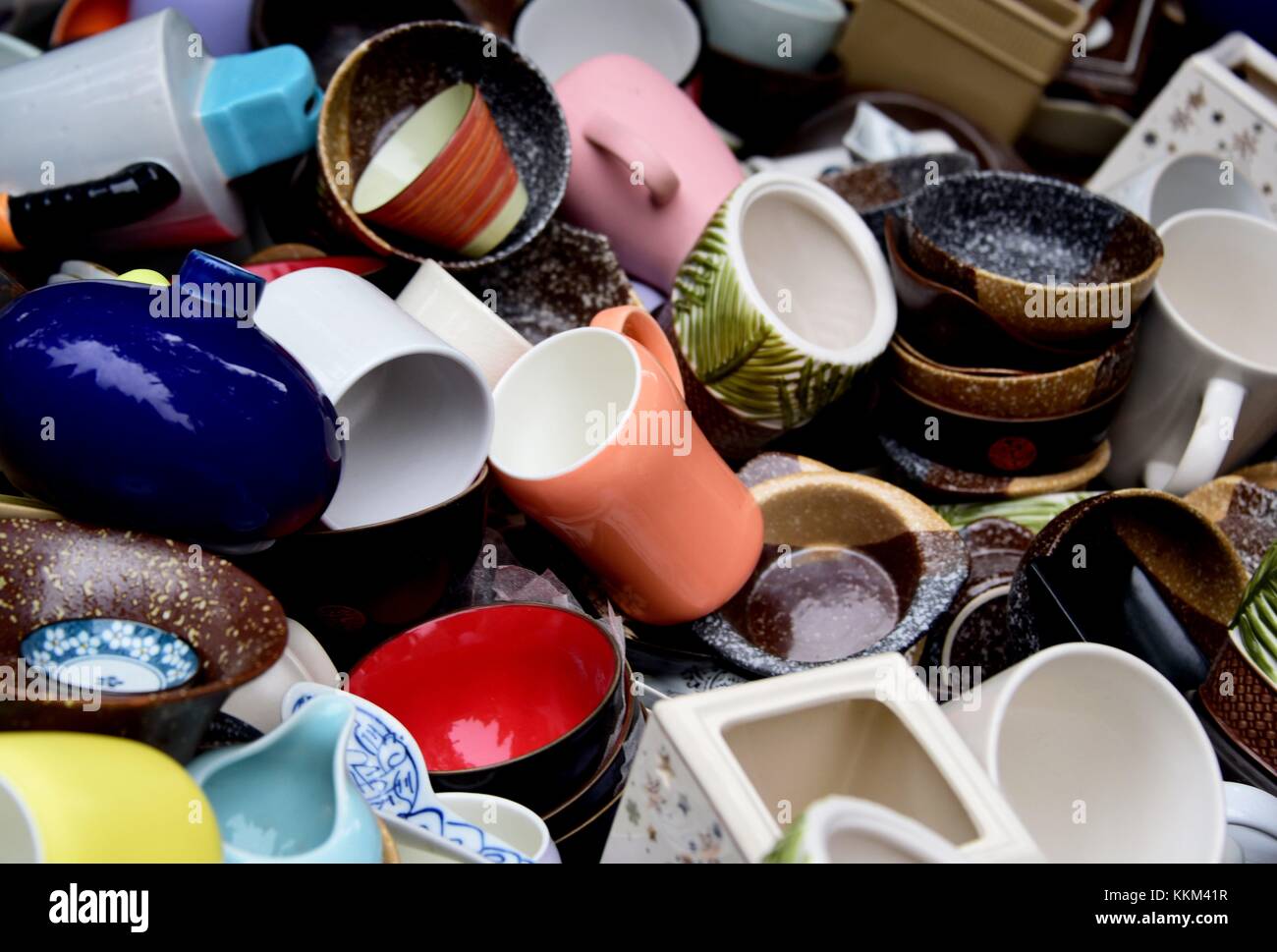 Porzellan Geschirr in einem Feld an der Artist Quartal 798 in Peking (China), 02. Oktober 2017. | Verwendung weltweit Stockfoto