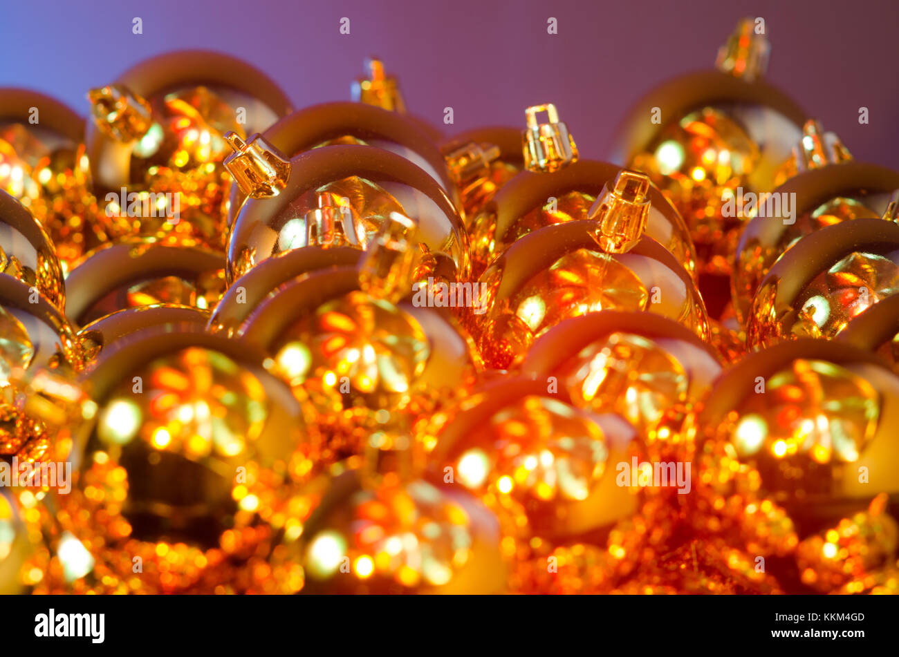 Nahaufnahme der Satz von Luxus Christbaumkugeln in bunten warmes Licht. Stockfoto