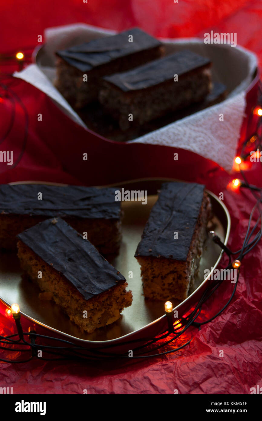 Schokolade Kuchen in Herzform mit Glühlampen Stockfoto