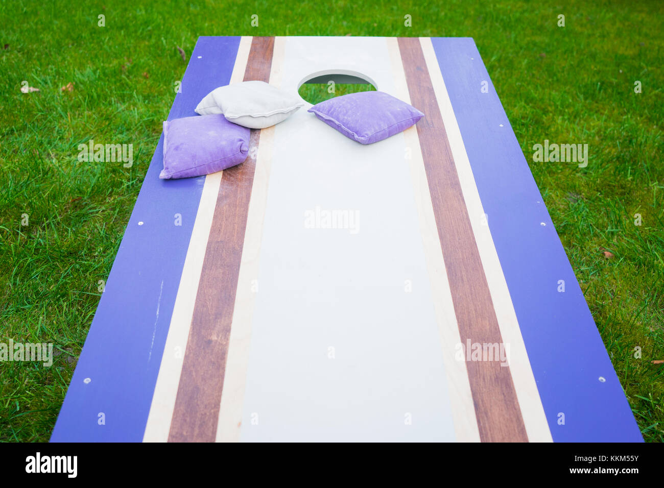 Cornhole Sitzsack werfen Holz spiel brett draußen auf Gras Stockfoto