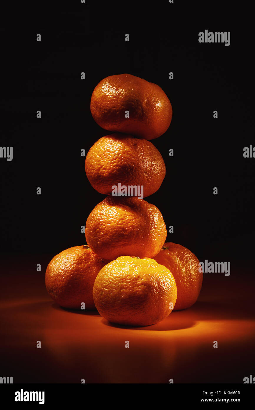 Studio Aufnahme von frischem Mandarin auf orange Oberfläche. Stockfoto