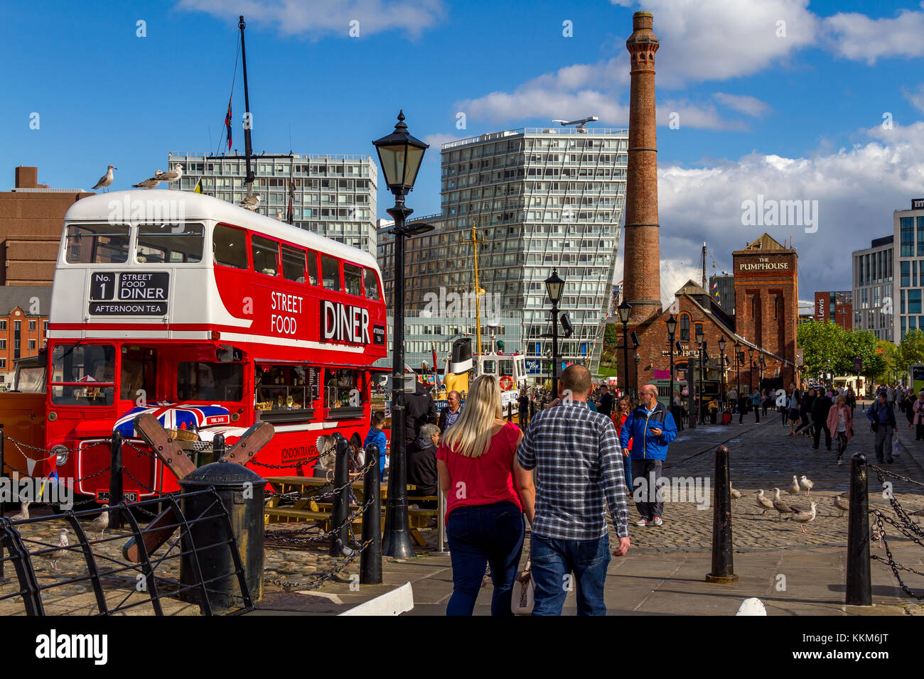 Red Bus Diner in der Nähe des Albert Docks, Liverpool. 2017. Stockfoto