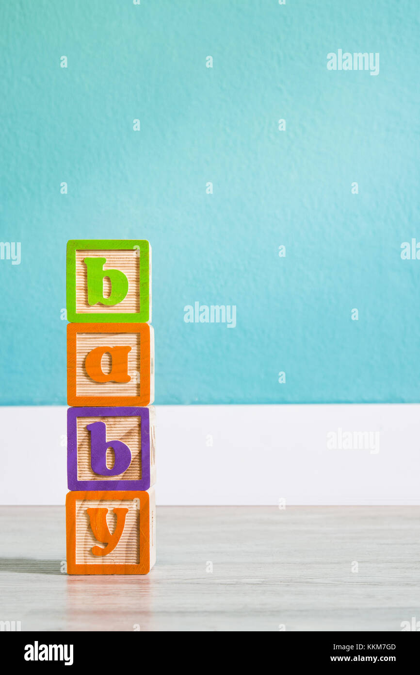 Holzwürfel mit Buchstaben mit "Baby" Wort auf weiße Holztisch. Copyspace. Stockfoto