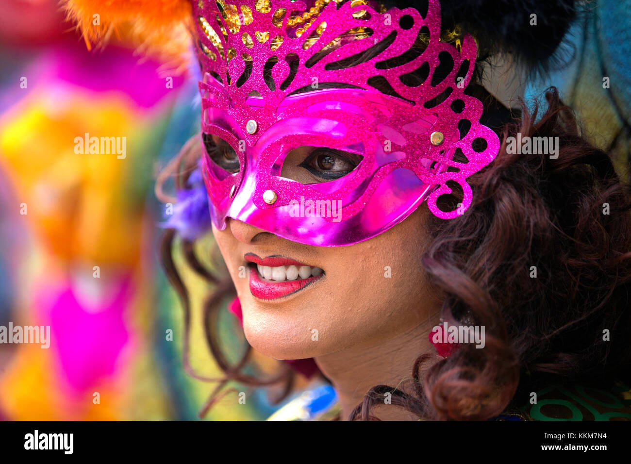 Schöne LGBT artist in bunten Karneval Kostüme in einem Fest Feier, thrissur, Kerala, Indien, Gay, Lesbian, indische gay Stockfoto