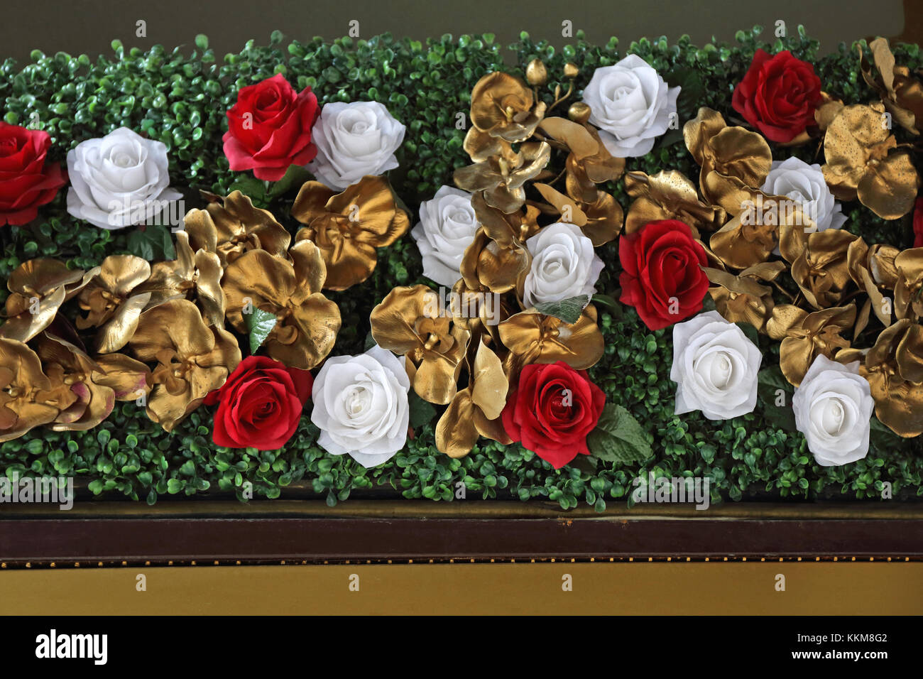 Künstliche Rosen Blüten mit Gold foilage Dekoration Stockfoto