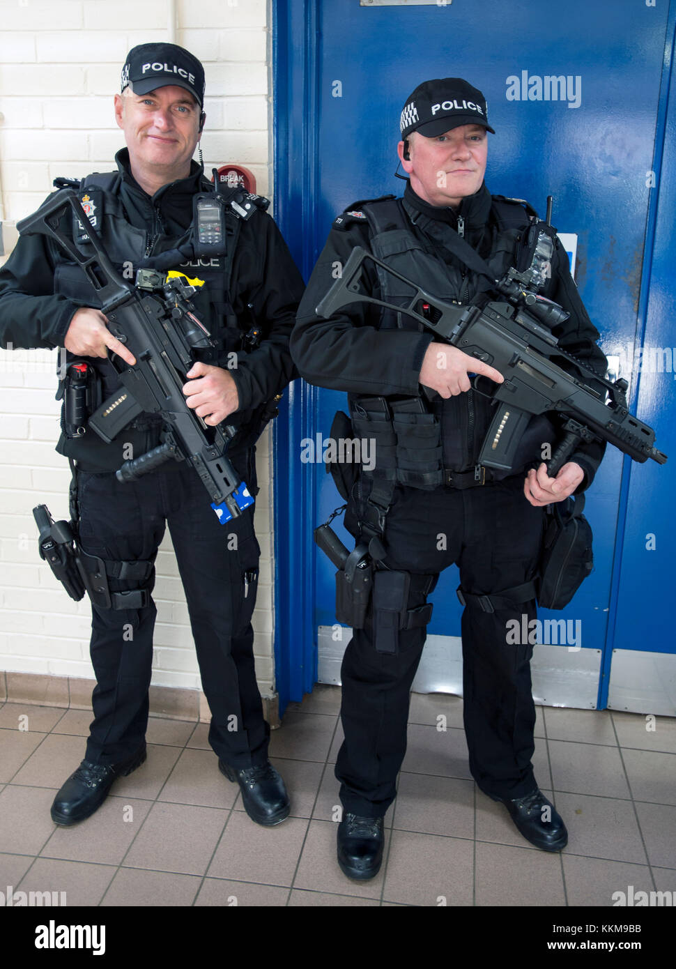 Bewaffnete Polizisten in Hunterston B Kernkraftwerk, West Kilbride, North Ayrshire, Schottland Stockfoto