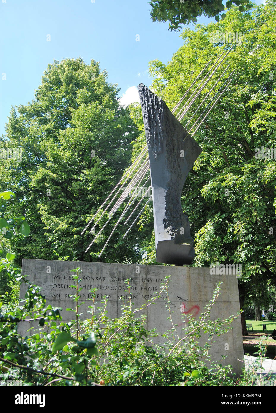 Röntgendenkmal in Gießen, Denkmal des Berliner Künstlers Erich Fritz Reuter, gegründet 1962 zu Ehren von Wilhelm Conrad Röntgen. Stockfoto