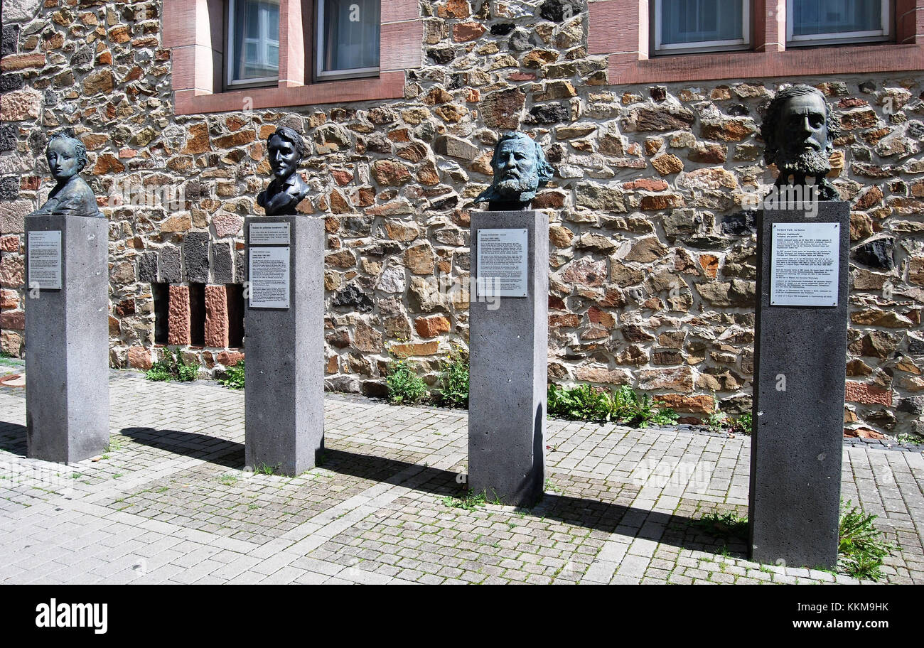 Büsten von Georg Büchner, Ludwig Börne, Carl Vogt und Wilhelm Liebknecht (von links nach rechts), berühmte Gießener Bürger vor der alten Burg in Gießen Stockfoto