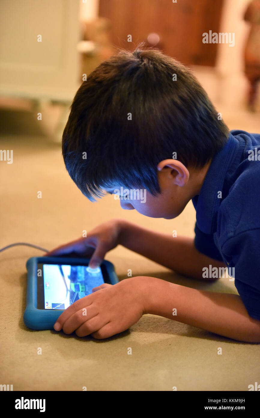 Junge Junge Kind spielen auf Amazon Feuer Android tablet Stockfoto