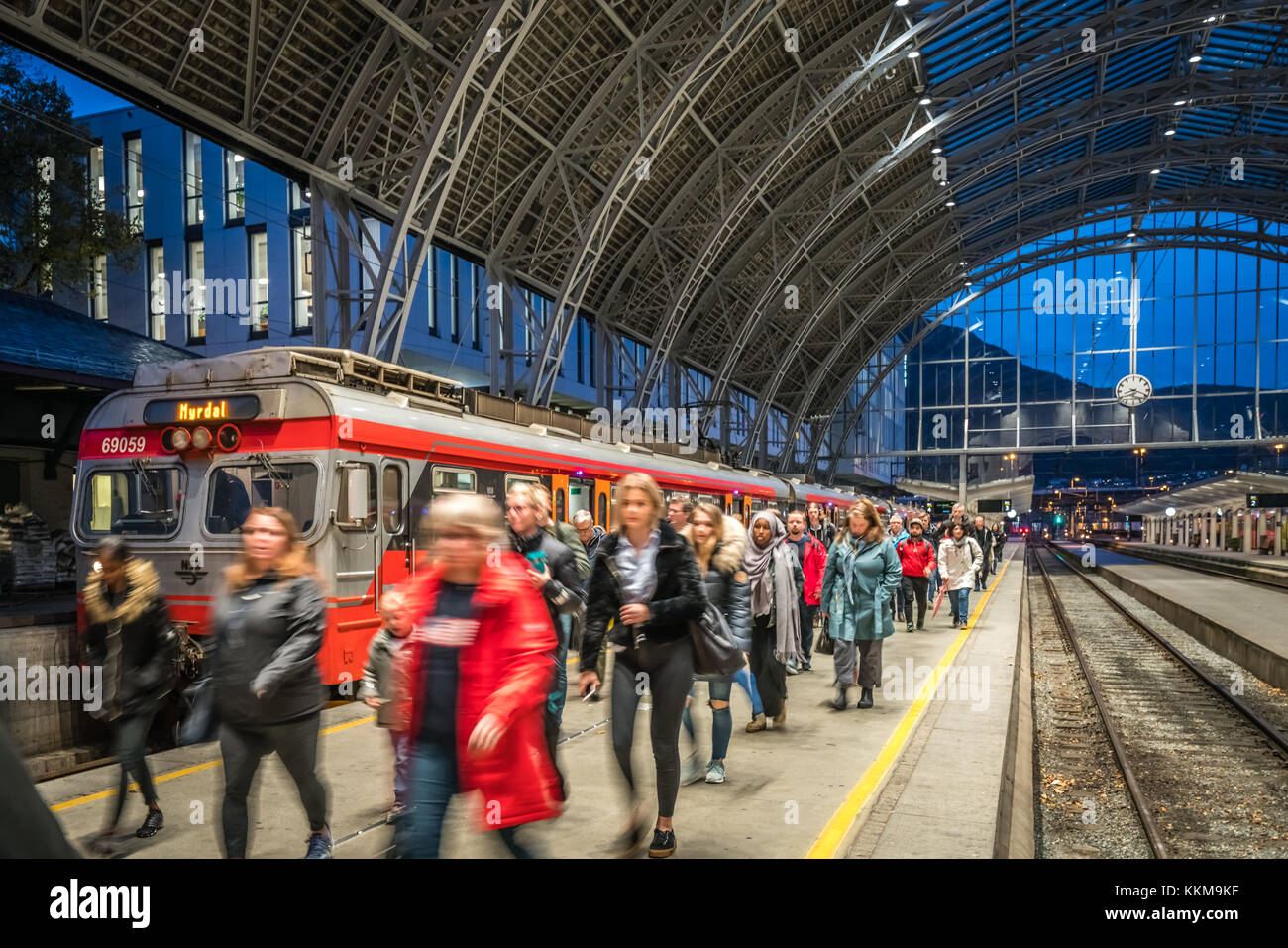 Bergen, Norwegen Oktober 2017 Passagiere verlassen den Zug auf dem
