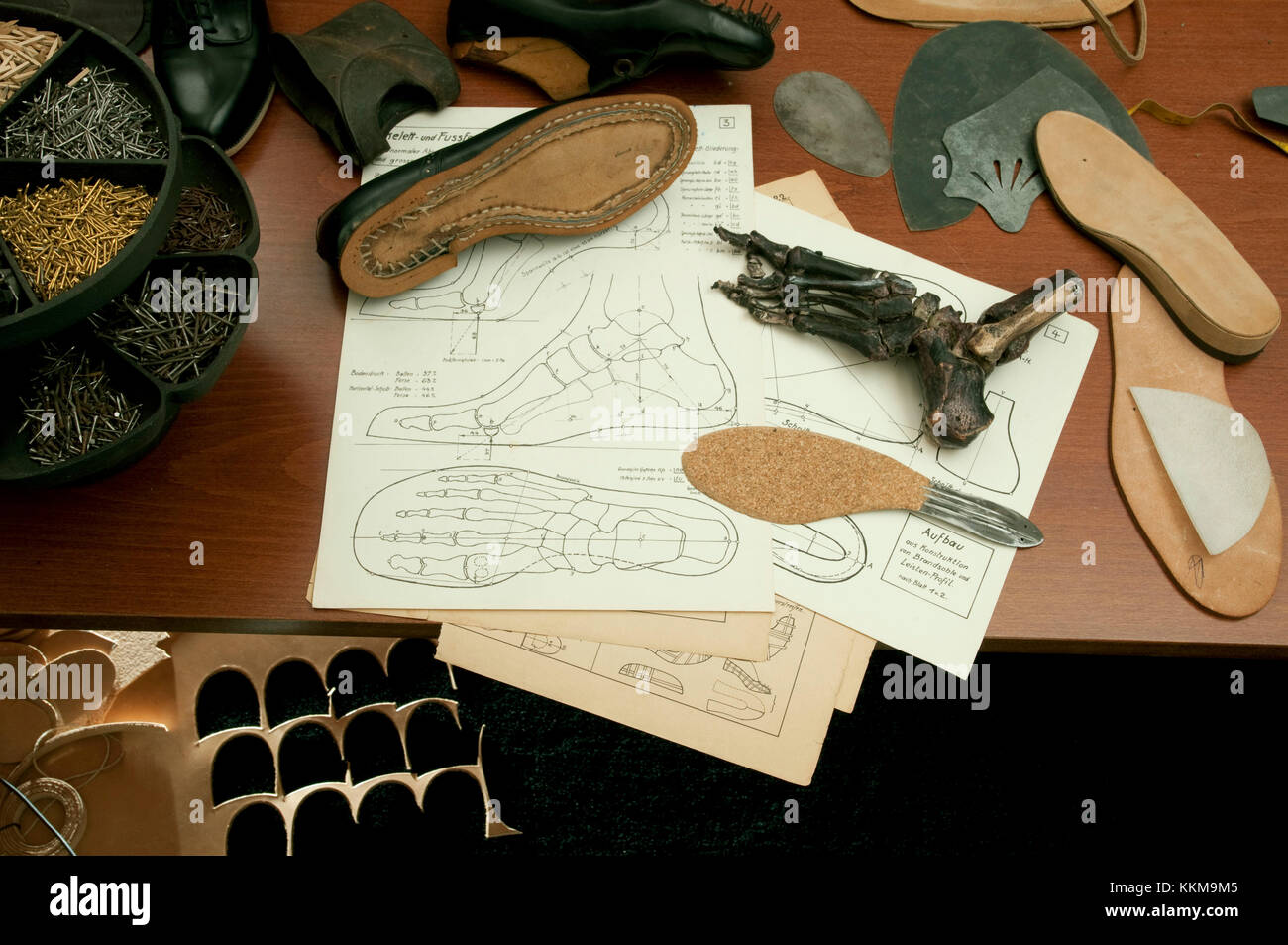 Die schuhmacherwerkstatt, Zeichnung für maßgeschneiderte Schuhe, unfertigen handgefertigte Schuhe und Sohlen Stockfoto