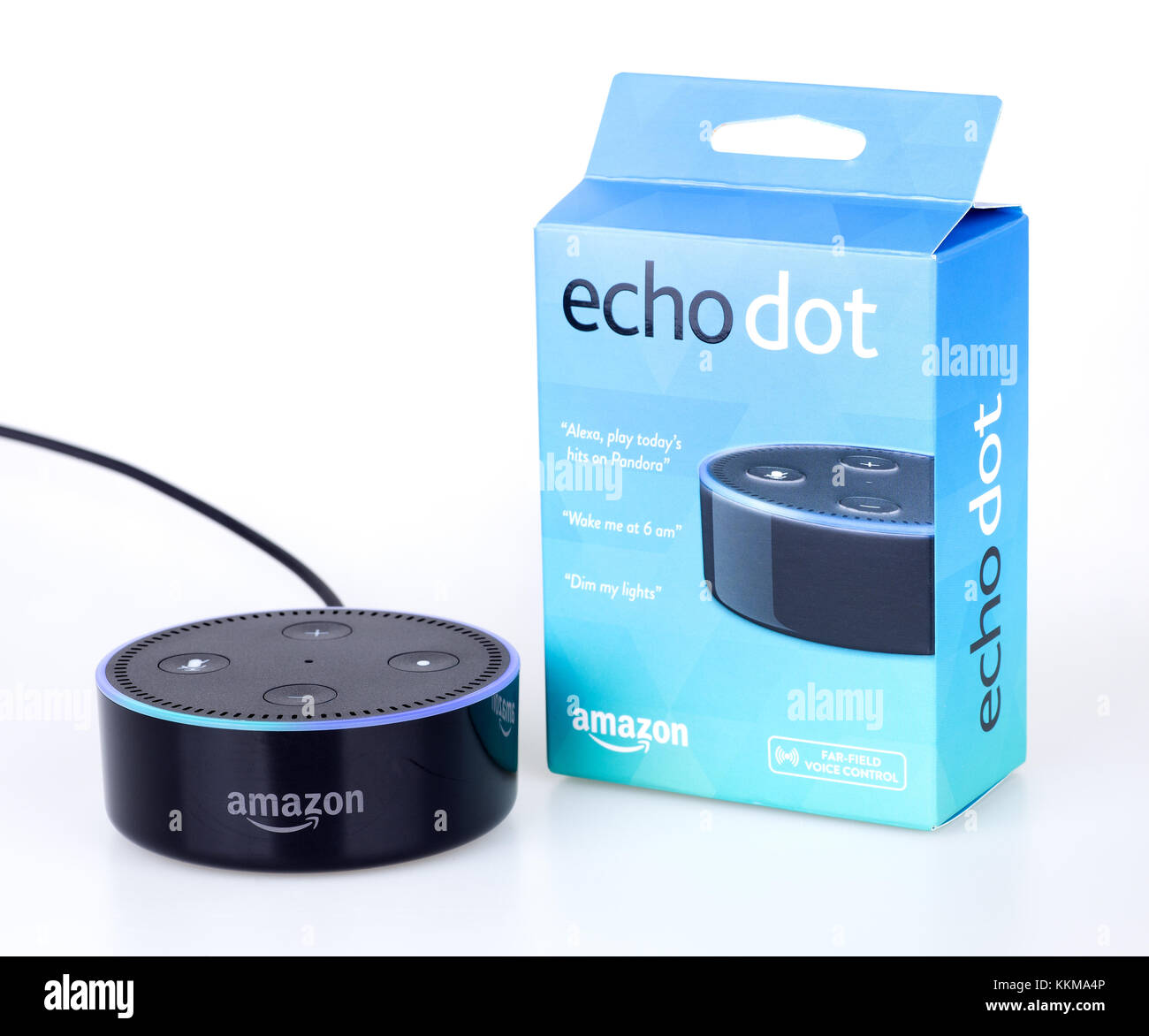 Amazon Echo dot ein sprachgesteuertes Gerät mit Freisprechfunktion, das mit dem Alexa Voice Service verbunden ist Stockfoto