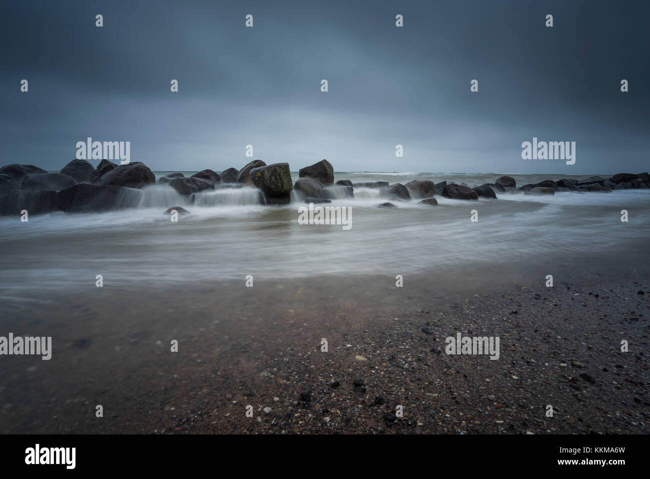 Die Ostsee, stürmisch, Meer, Küste, Strand, Steine im Wasser Stockfoto