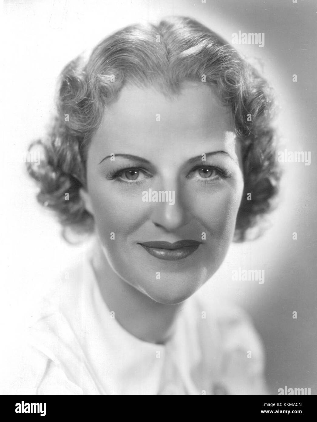 Gracie Fields, eine bekannte britische Schauspielerin und Sängerin, ist in einem Porträt aus dem Jahr 1937 festgehalten. Bekannt für ihre Auftritte in Musikfilmen, war Fields eine der führenden Persönlichkeiten in der britischen Unterhaltung während des frühen 20. Jahrhunderts. Stockfoto Gracie Fields, eine bekannte britische Schauspielerin und Sängerin, ist in einem Porträt aus dem Jahr 1937 festgehalten. Bekannt für ihre Auftritte in Musikfilmen, war Fields eine der führenden Persönlichkeiten in der britischen Unterhaltung während des frühen 20. Jahrhunderts. Stockfoto