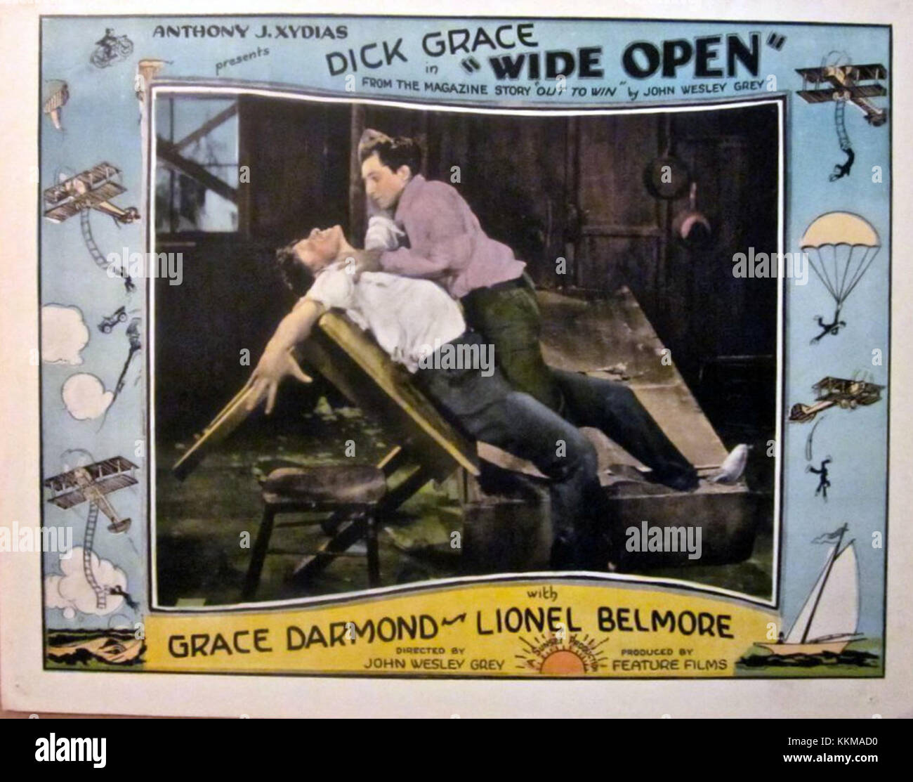 Wide Open ist ein klassischer Film, und diese Lobby-Karte ist eine Darstellung seiner Promotion. Der Film ist bekannt für seine Beiträge zur frühen Kinozeit und ist ein wichtiges Stück in der Geschichte der Kinowerbung. Stockfoto