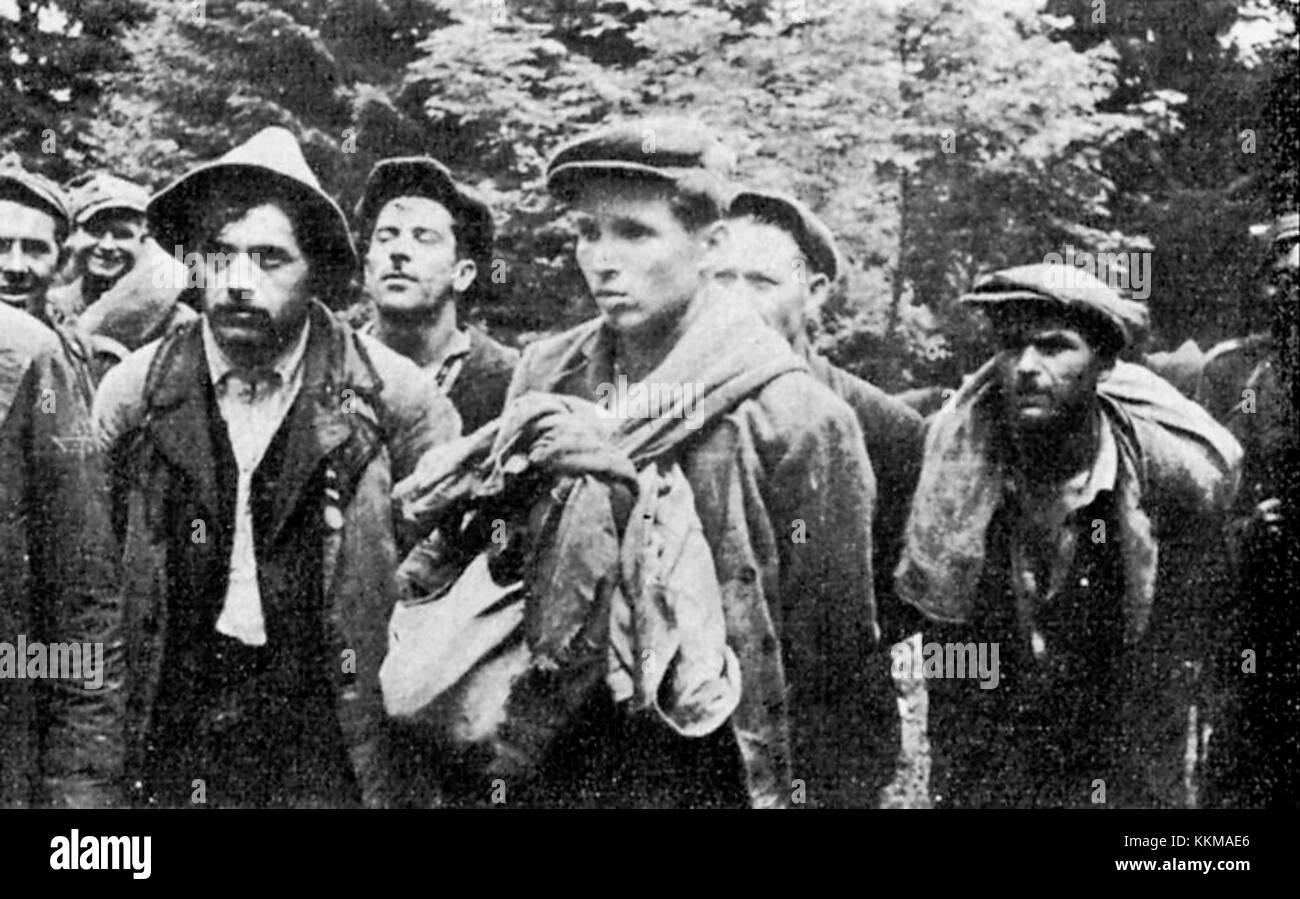 Historisches Bild, das Mitglieder der Bir-Gruppe zeigt, die 1946 in Zatwarnica als Geisel genommen wurden und sich auf einen angespannten Moment während des Konflikts konzentriert. Stockfoto