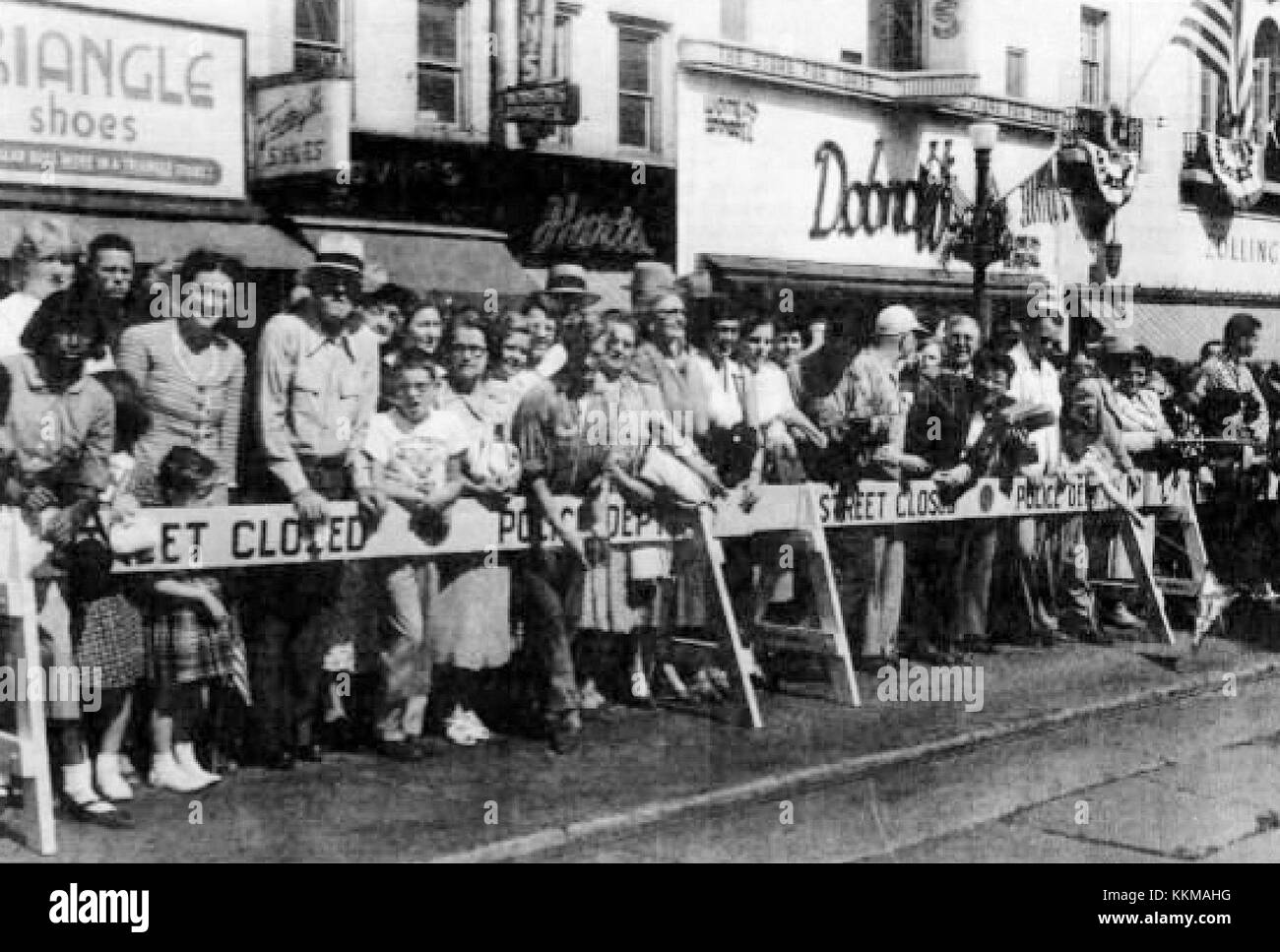 Eine Fotografie der MacArthur Parade in Allentown, Pennsylvania aus dem Jahr 1951, die an General Douglas MacArthur erinnert und die amerikanische patriotische Kultur Mitte des 20. Jahrhunderts reflektiert. Stockfoto