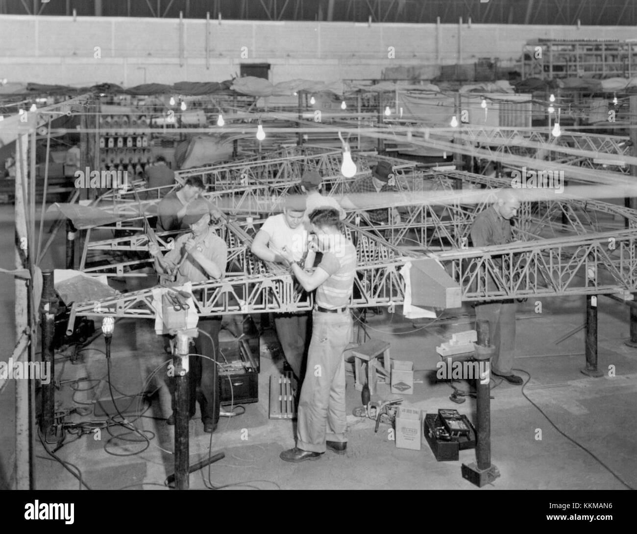 Der Goodyear-Blimp, ein Symbol der amerikanischen Luftfahrt und Werbung, wird gebaut. Der Blimp wird für Luftwerbung, Sportveranstaltungen und Luftüberwachung verwendet. Stockfoto