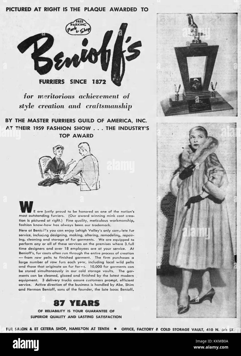 Der Pelzladen des Benioff in Allentown, PA, zeigt am 10. Januar 1960 die Pelzhandels- und Einzelhandelspraktiken dieser Zeit und spiegelt Modetrends und Konsumgewohnheiten der Mitte des 20. Jahrhunderts wider. Stockfoto