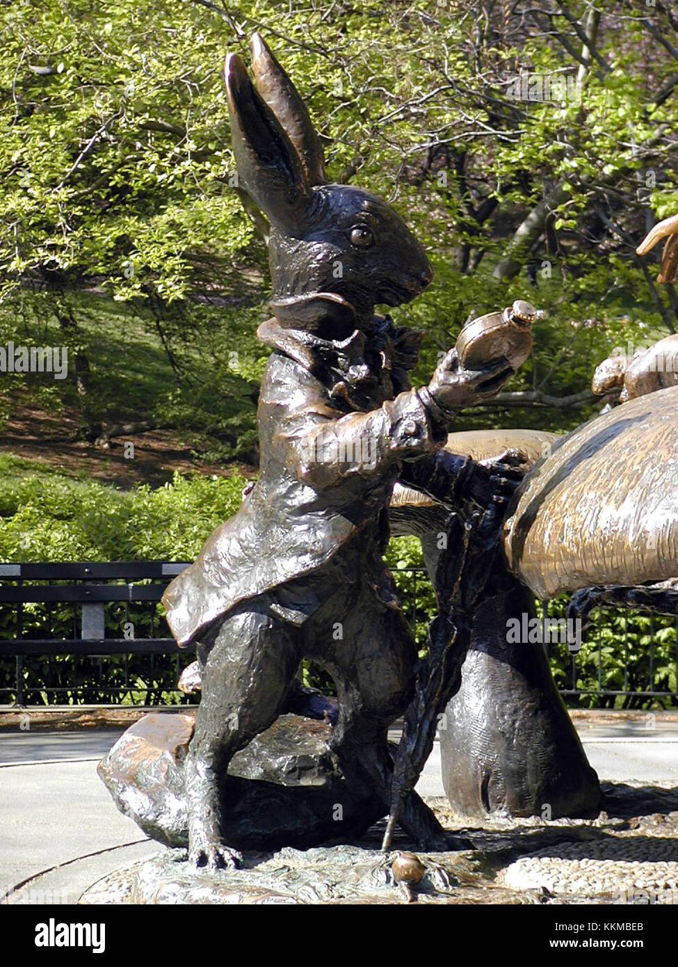 Dieses Bild zeigt wahrscheinlich die Alice im Wunderland-Statue im Central Park, New York, die den Hasen aus der klassischen Geschichte zeigt. Die Statue ist Teil der Sammlung öffentlicher Kunst der parkâ. Stockfoto