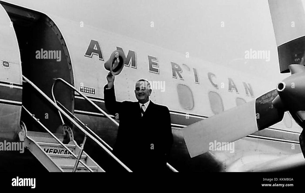 1960 wurde Senator Lyndon Johnson am ABE Airport in Allentown fotografiert. Das Bild fängt einen entscheidenden Moment in seiner politischen Kampagne ein und spiegelt seine öffentliche Präsenz wider. Stockfoto