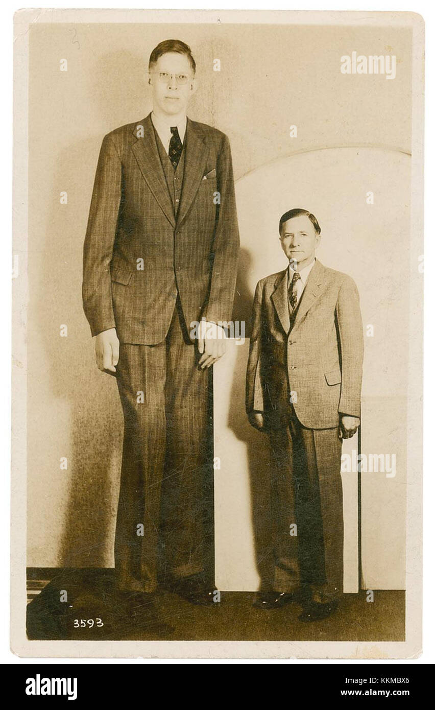 Eine alte Postkarte zeigt Robert Wadlow, den höchsten Menschen in der Geschichte, der neben seinem durchschnittlich großen Vater steht. Wadlow hat eine Höhe von 272 cm (8 ft 11,1 Zoll) erreicht. Bildquelle: [INSERT Source] (Quelle einfügen). Stockfoto