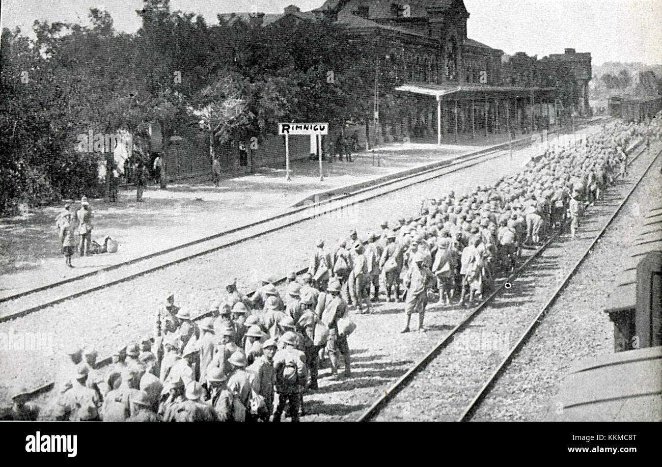 Dieses Fotoalbum zeigt rumänische Gefangene, die während der Schlacht von MărÄƒÈ im Ersten Weltkrieg gefangen wurden, wie sie am Bahnhof Ramnicu Sarat in Rumänien zu sehen sind. Stockfoto