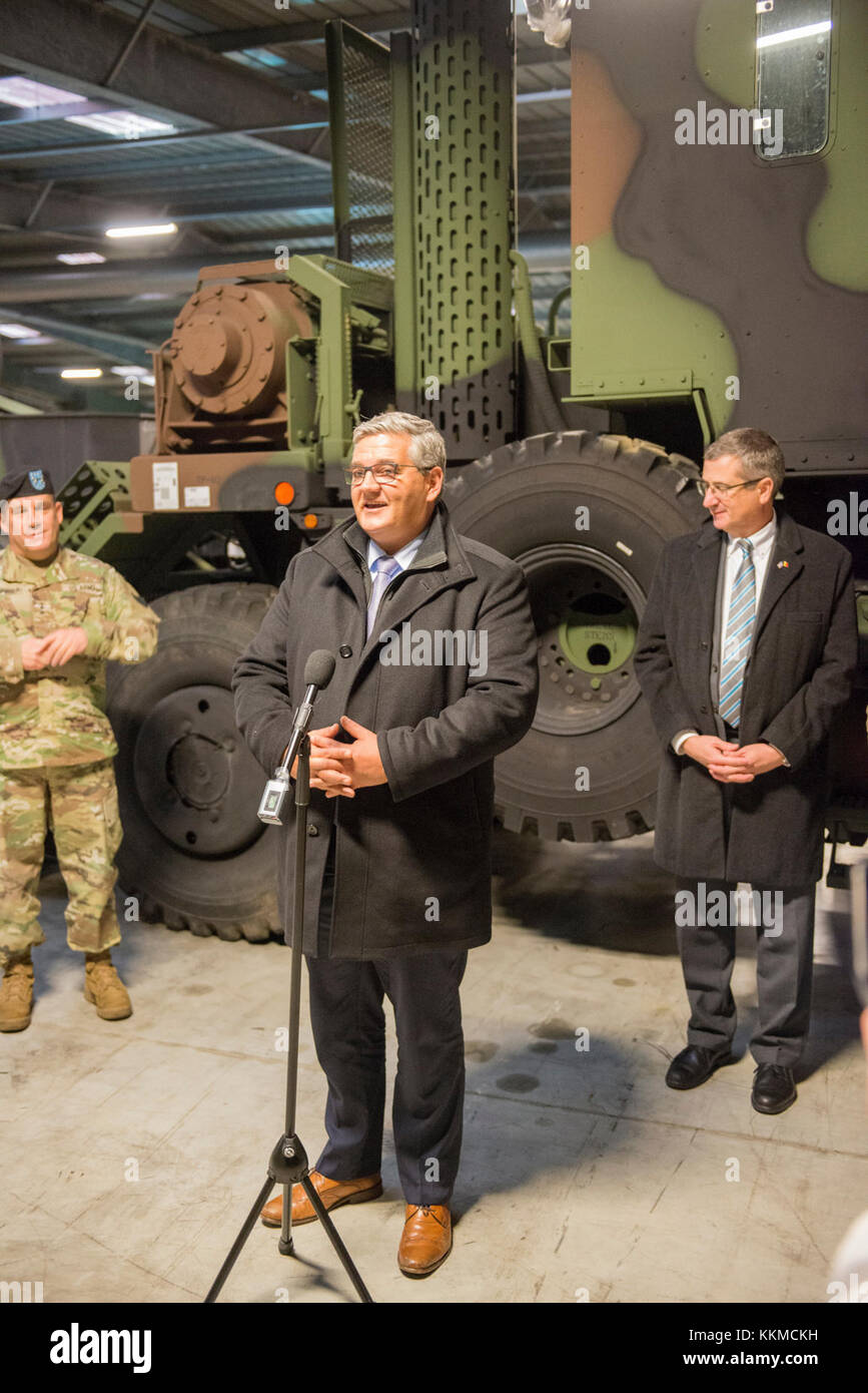 Steven Vandeput, belgischer Minister für Verteidigung, antwortet auf die Fragen der Presse nach dem Ribbon Cutting vor der US-Armee - positioniert (APS) 2 Ort, in Genk, Belgien, November 21, 2017. Die APS-Seiten sind wichtige Komponenten der gesamten Armee bereit, wie sie Kämpfer Kommandanten die Möglichkeit, den Betrieb plant weltweit ausführen. (U.S. Armee Foto von visuellen Informationen Spezialist Pierre-Etienne Courtejoie) Stockfoto