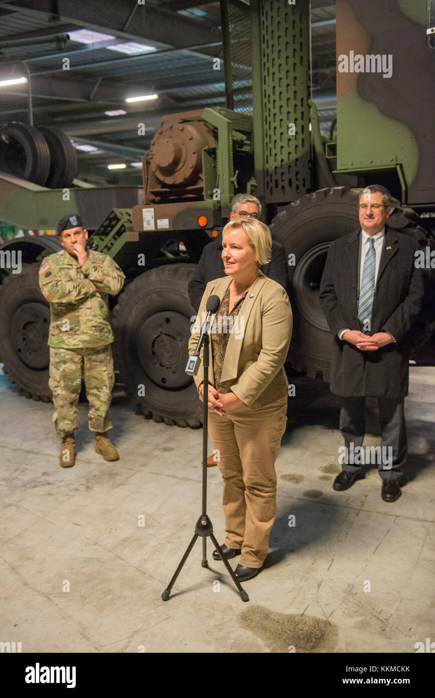 Ann Schrijvers, Bürgermeister von Zutendaal, antwortet auf die Fragen der Presse nach dem Ribbon Cutting vor der US-Armee - positioniert (APS) 2 Ort, in Genk, Belgien, November 21, 2017. Die APS-Seiten sind wichtige Komponenten der gesamten Armee bereit, wie sie Kämpfer Kommandanten die Möglichkeit, den Betrieb plant weltweit ausführen. (U.S. Armee Foto von visuellen Informationen Spezialist Pierre-Etienne Courtejoie) Stockfoto