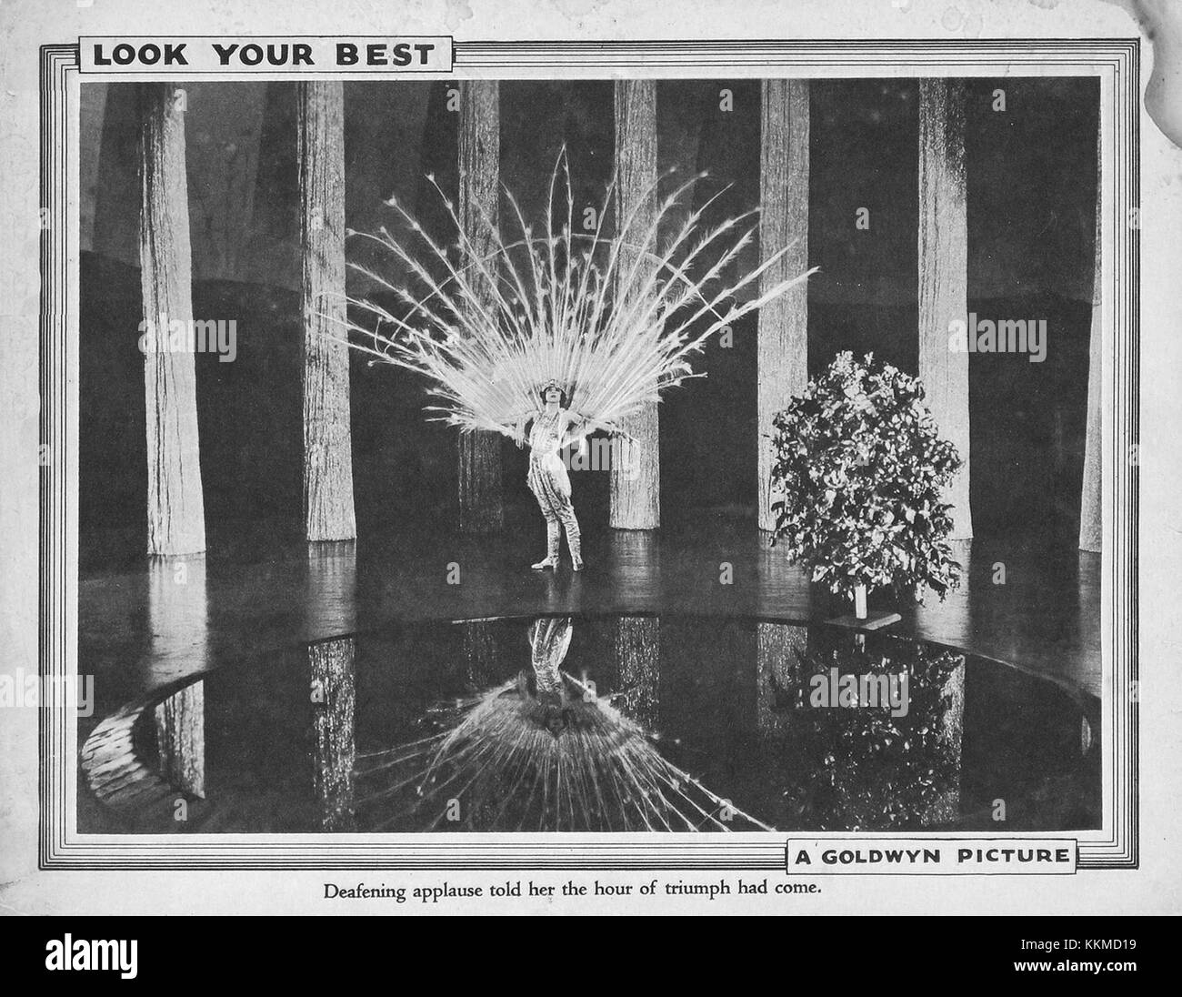 Die Lobby-Karte für „Look Your Best“ zeigt ein Werbebild aus dem Film von 1938. Der Film spielt bekannte Schauspieler der Zeit und zeigt eine unbeschwerte Handlung, die sich um Mode und Auftritt dreht. Stockfoto