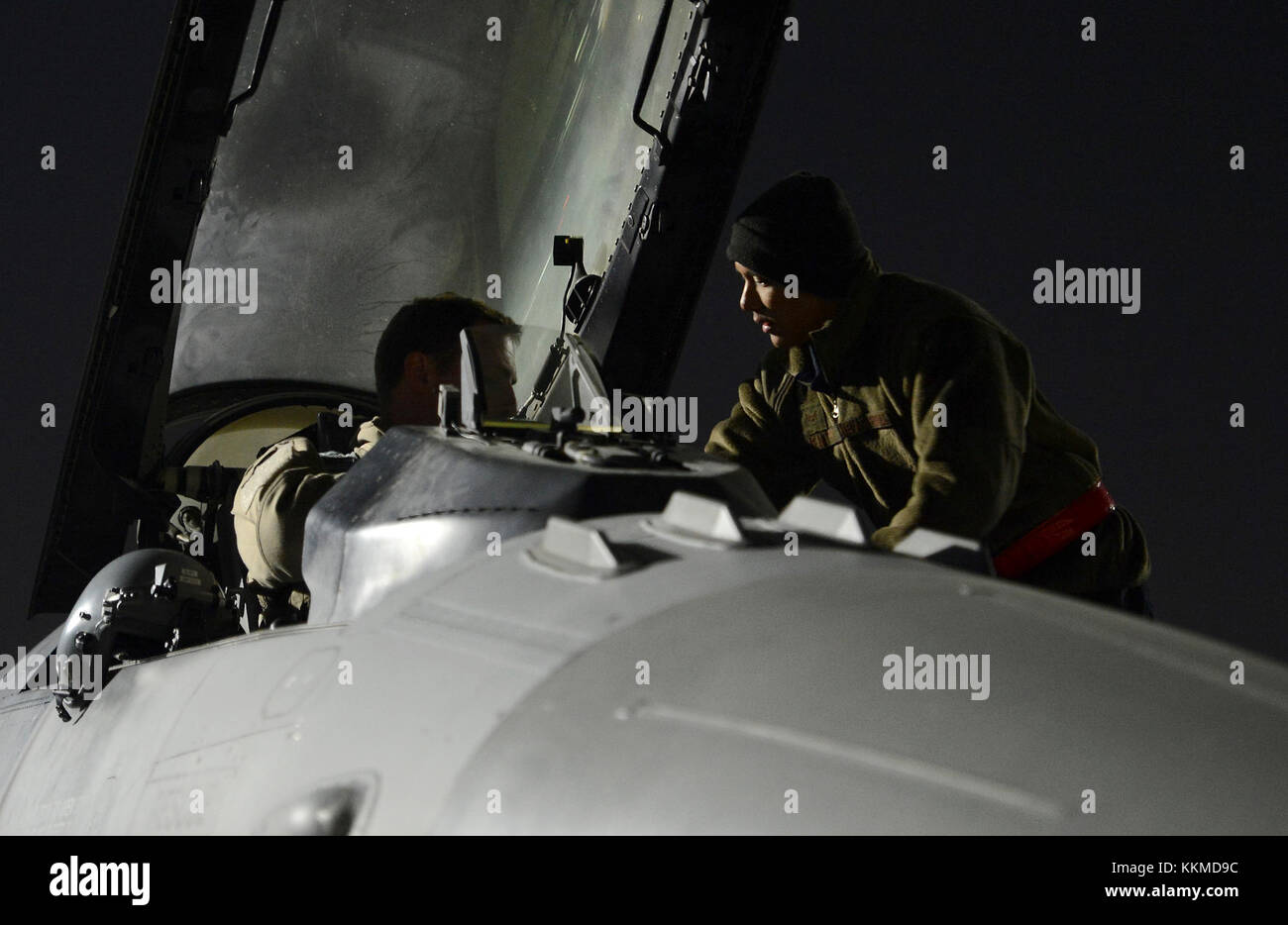 Us-Flieger mit der 455Th Expeditionary Aircraft Maintenance Squadron bereiten Sie eine F-16 Fighting Falcon an der 77th Fighter Squadron für Abflug 21.11.2017 am Flughafen Bagram, Afghanistan zugewiesen. Der Start war für eine neue Offensive Kampagne verwendet. Der afghanischen nationalen Verteidigungs- und Sicherheitskräfte (ANDSF) und die Vereinigten Staaten Forces-Afghanistan (USFOR-A) wurde eine Reihe von anhaltenden Angriffe der Taliban, wo sie besonders anfällig sind, zu schlagen: ihre Einnahmequellen. Zusammen, afghanische und US-Streitkräften durchgeführten kombinierten Operationen von der Droge, Labors und Strike Command-and-Control Nodes im Norden Helma Stockfoto