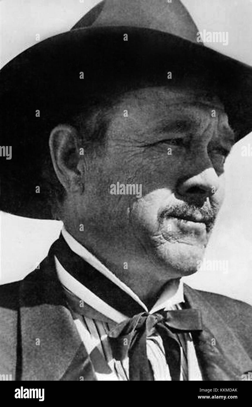 Ben Johnson war ein US-amerikanischer Schauspieler, der 1969 für seine Rolle in dem Western-Film The Wild Bunch bekannt war. Dieses Werbefoto unterstreicht seine Rolle in einem der bekanntesten Filme des Genres. Stockfoto