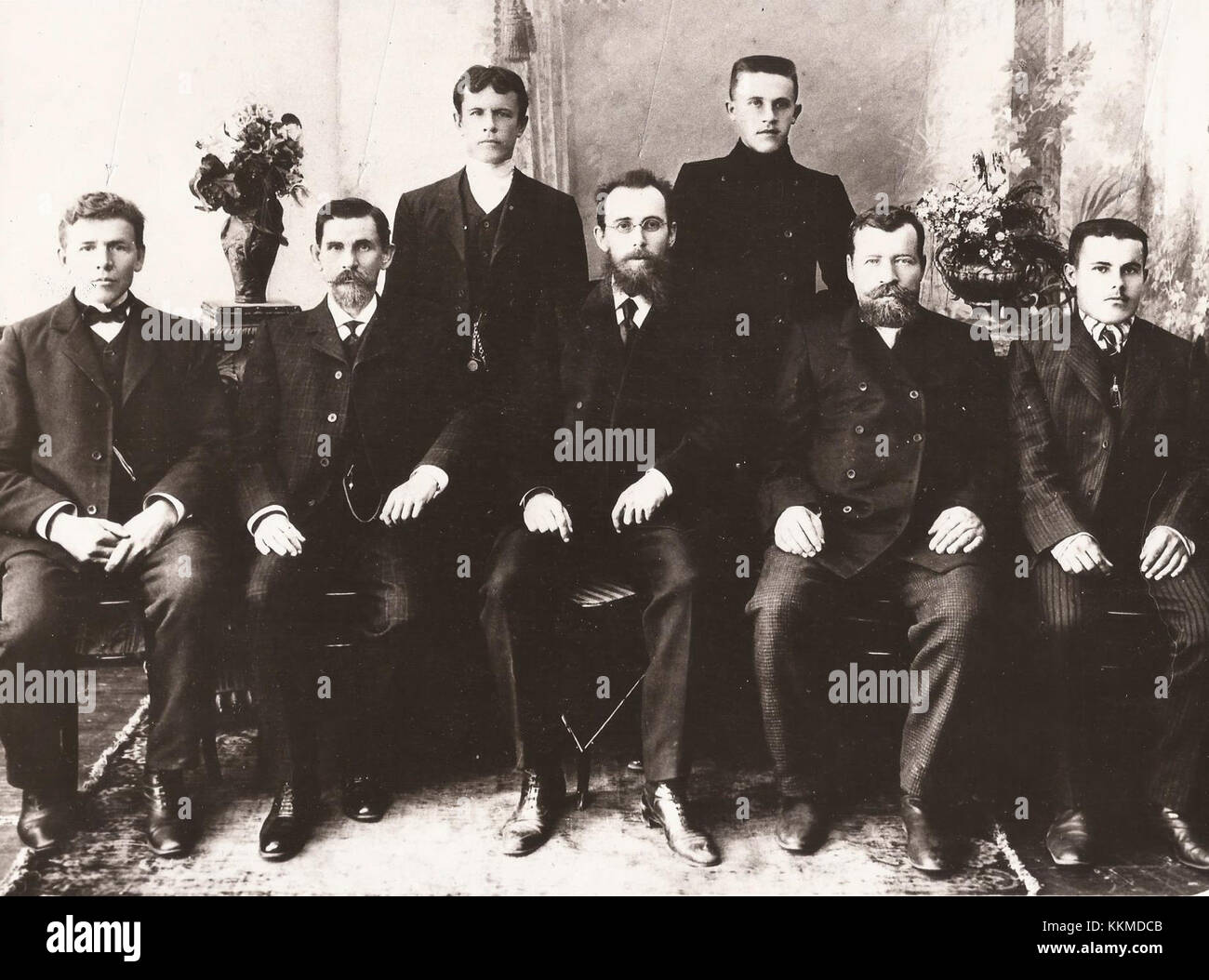 Foto vom Oktober 1888, das Nikolaj Slavyanov (dritter von links) mit anderen Schweißern in den Werken von Perm Cannon in Russland zeigt und die frühen industriellen Praktiken und die Beiträge von Slavyanov zur Schweißtechnologie hervorhebt. Stockfoto